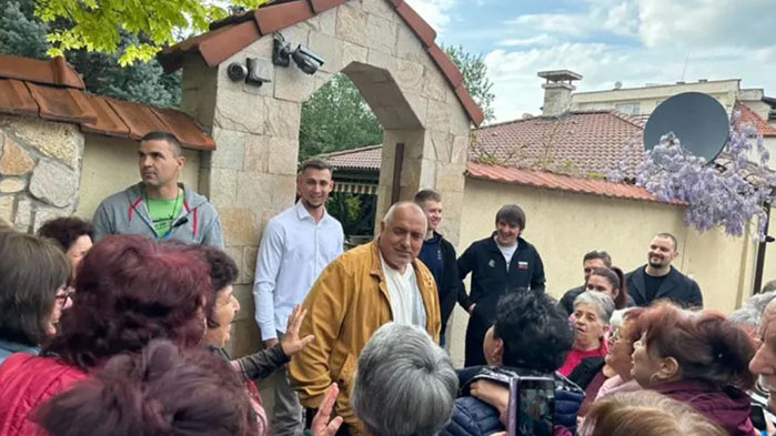 Възрастни хора чакаха Бойко Борисов пред дома му с аплодисменти