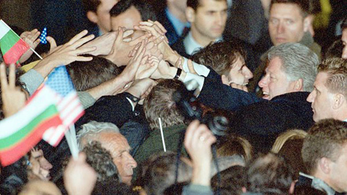1999 г.: Двойник на Бил Клинтън се качва в София на “Еър Форс 1”
