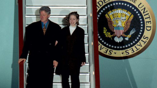 Президентът и дъщеря му пътуват на борда на товарен военен