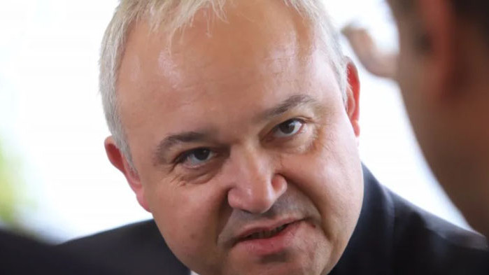 Действително има сериал, но се опасявам, че г-н Гешев не