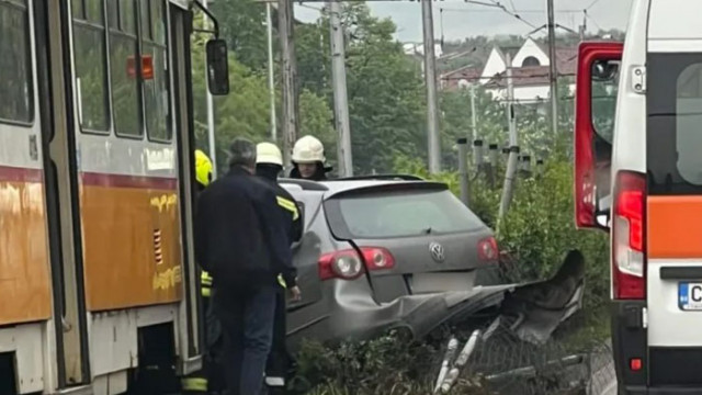 Поредна катастрофа: Лек автомобил беше отнесен от трамвай