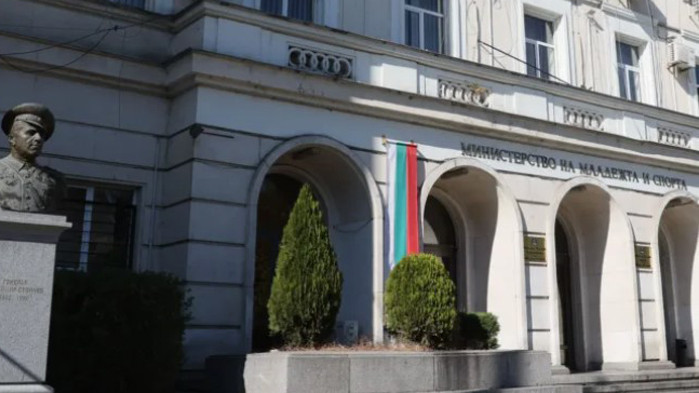 Конкурсът е спечелен от единствените трима участници – досегашните членове,