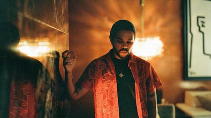 Поп звездата Уикенд се завръща към корените си, като възстановява