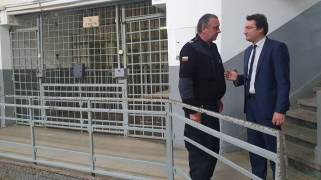 Правосъдният министър инспектира затвора във Варна