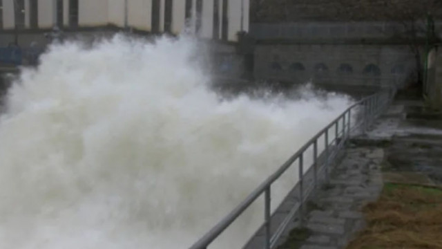 Водата се източва към река Тунджа като е издадено предупреждение