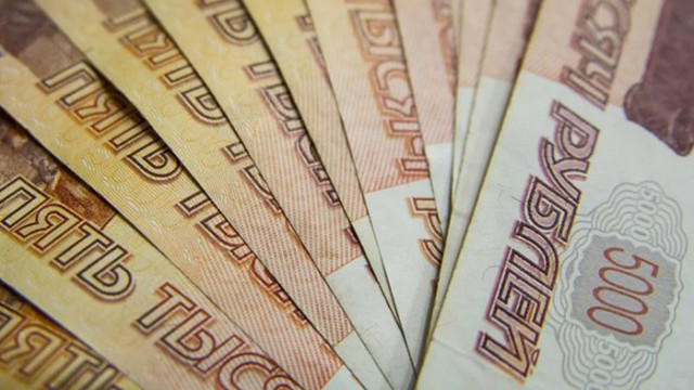 Руската рубла удари днес триседмично дъно спрямо долара преди началото