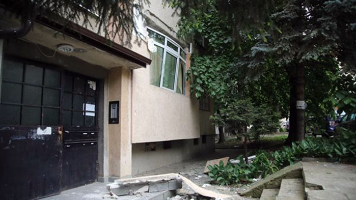 Щетите, които гръмналата тротинетка нанесе по апартамента на Цветан Недялков (СНИМКИ)