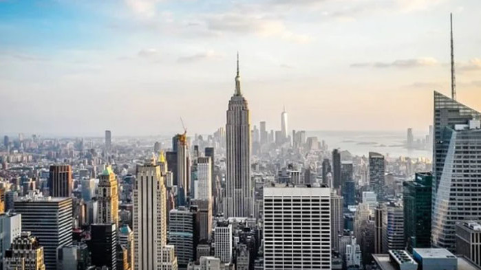 Ню Йорк потъва, а небостъргачите му го смазват. Това е
