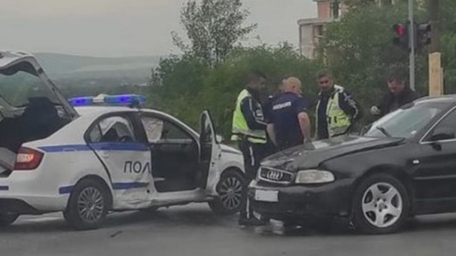 Шофьор блъсна патрулка във Варна, не я видял
