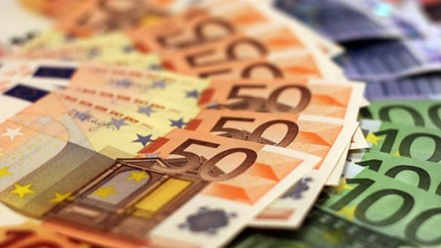 Еврото падна до най-ниското си ниво от края на март
