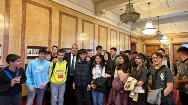 Ученици от Велико Търново се снимаха с Бойко Борисов в парламента