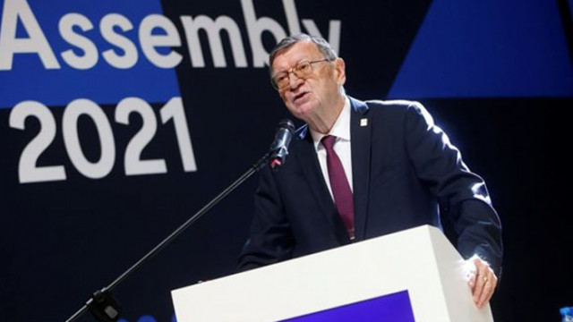 Любомир Ганев връчи паметен подарък на президента на Европейската волейболна