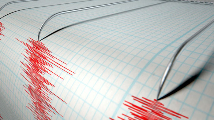 Силно земетресение с магнитуд 7,7 предизвика малко цунами, което достигна