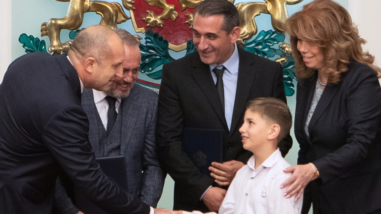 Председателят и секретарят на клуба "Иван Михайлов" в Битоля получиха българско гражданство