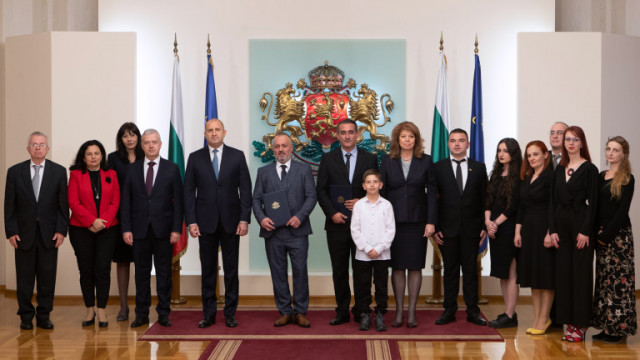 Президентът Румен Радев връчи български документи за самоличност на председателя