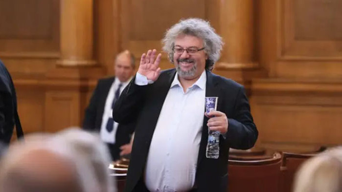 Депутатът от ДБ Манол Пейков стартира предизборната си реклама. Във