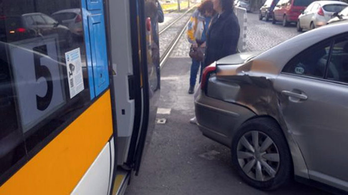 Катастрофа между кола и трамвай в София