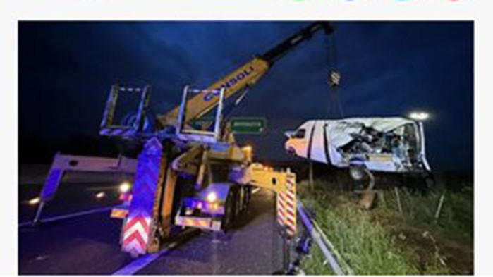 Тир помете и уби български шофьор, спрял в аварийната лента