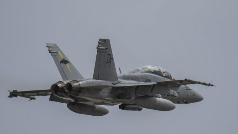 Боен самолет F-18 Хорнет се разби във военновъздушна база в