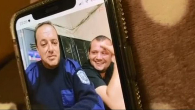 Скандален клип на двама варненски полицаи в униформи които говорят