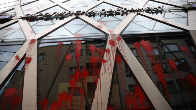 Борисов осъди вандалската акция по сградата на ЕК в София