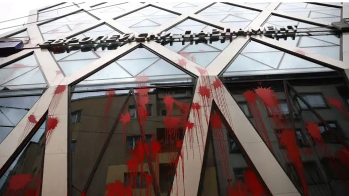 Адемов за червената боя: Промяна, която започна с вдигнатия юмрук на проруския ни президент Радев