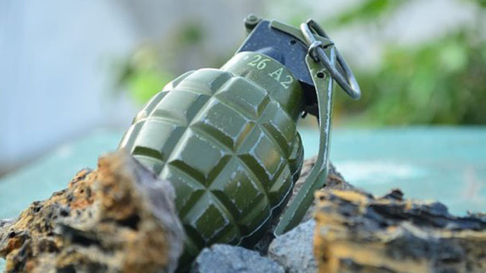 Мъж загина, а двама тийнейджъри са ранени, след като граната