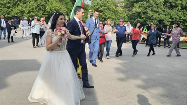 Две двойки младоженци изненадаха разхождащите се около входа на Морската