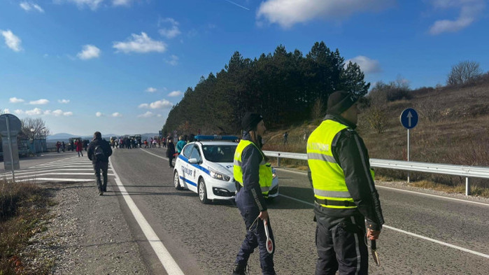 Жителите на Омуртаг блокираха главния път София-Варна с искане да