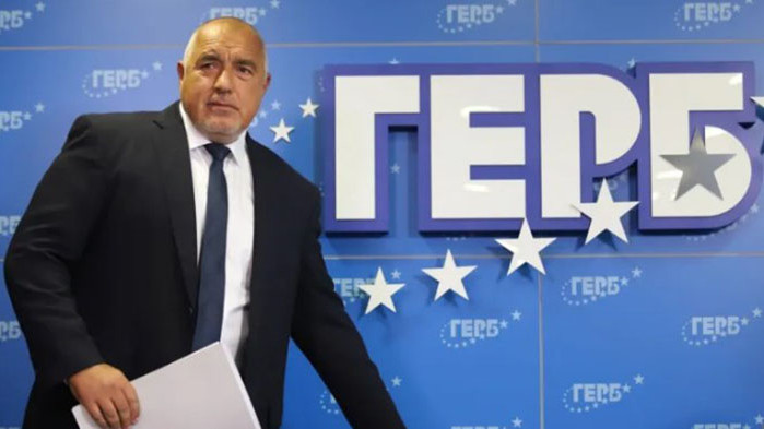 Десетки симпатизанти и депутати на ГЕРБ се събраха пред сградата