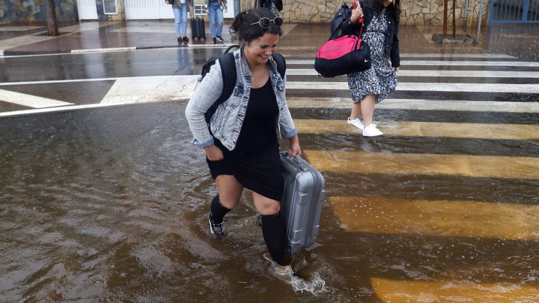 Проливни дъждове отнасят хора по улиците на Испания