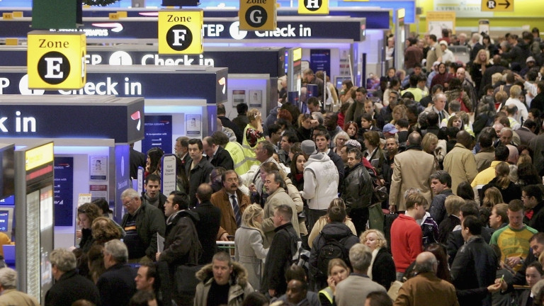 Големи закъснения на летищата във Великобритания. Причината е проблем със системите