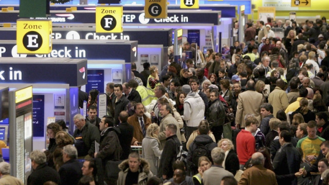 Технически проблем причини големи закъснения на летищата във Великобритания