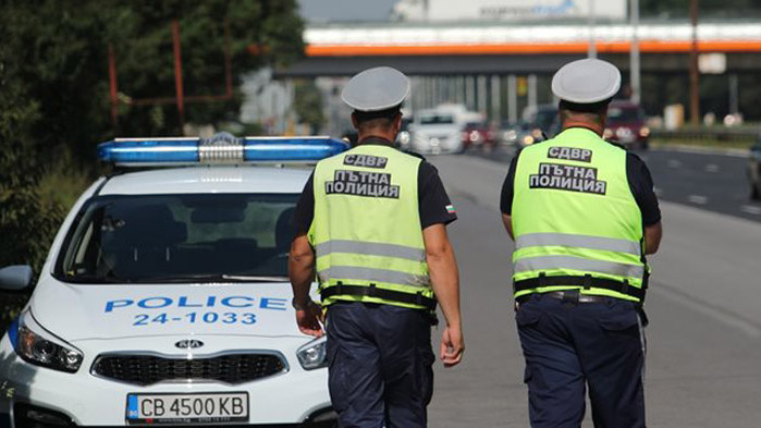 Полицията хвана двама, катастрофирали с краден джип, запалил се в движение