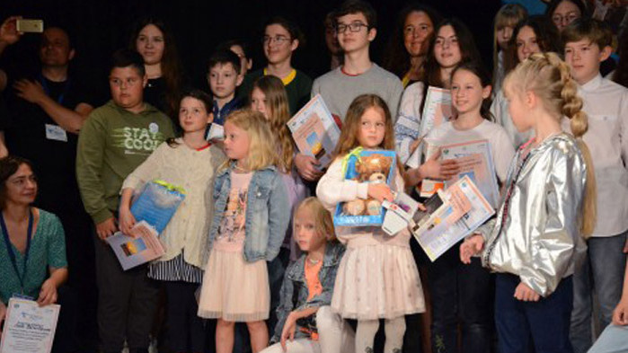 Във Варна наградиха украински деца за отлично представяне на олимпиада по български език