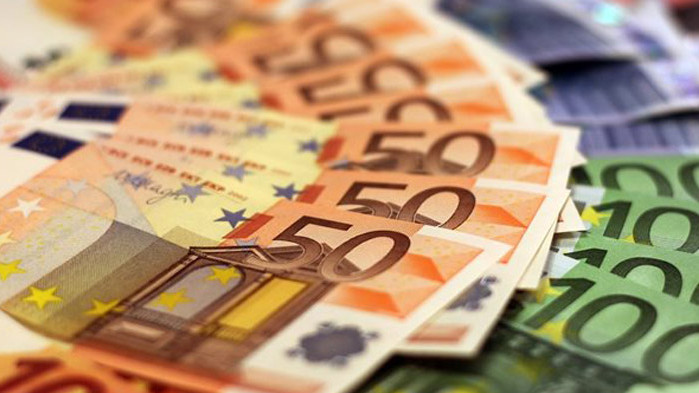 Курсът на еврото днес падна под прага от 1,07 долара,