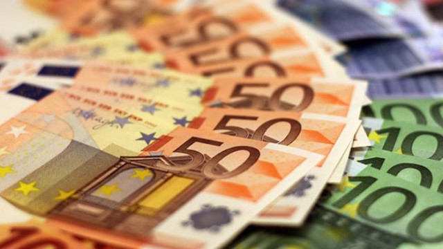 Курсът на еврото днес падна под прага от 1 07 долара