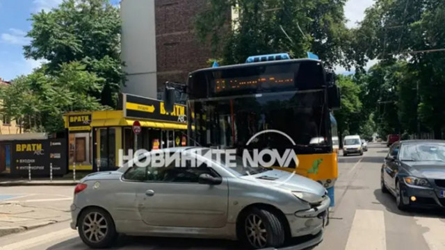 Поредна катастрофа: Кола изскочи на пътя на тролей 9 в София