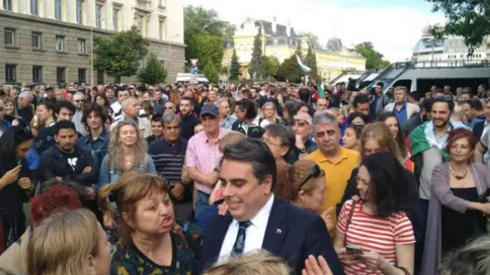 От Фейсбук профила на Цецка Бачкова А има политици, които