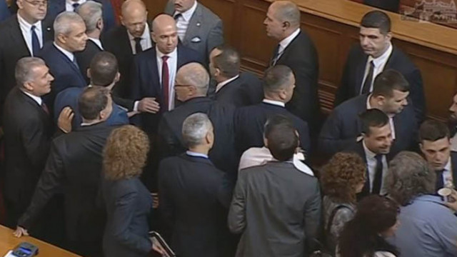 Напрежението дойде след декларации от двете политически сили Високо напрежение