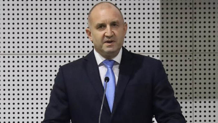 Радев от Молдова: Целувката между Борисов и Петков ражда отвращение