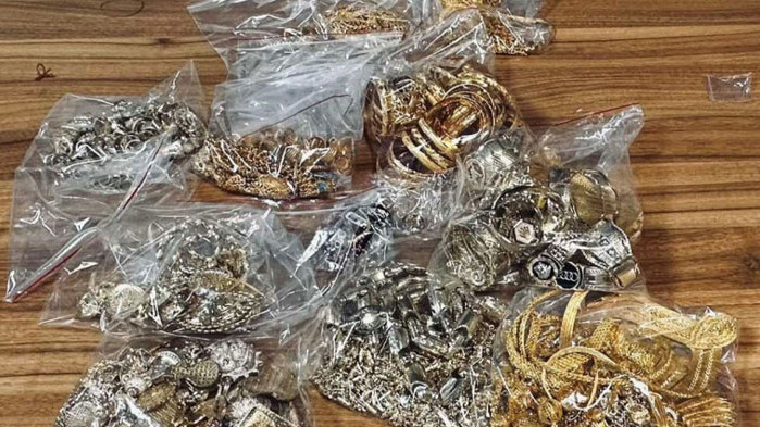 Откриха 4.3 кг златни накити в тайници на автобус на Капитан Андреево