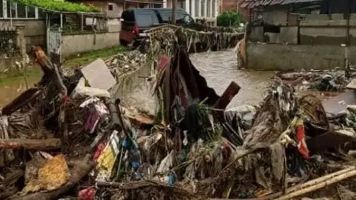 Река преля в град Берковица в четвъртък следобед. Потопът наводни