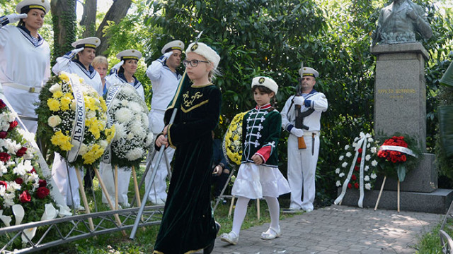 Варненци поднесоха цветя и венци пред паметника на Христо Ботев в Морската градина