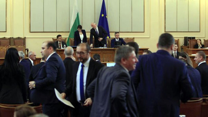 За извънредно заседание във вторник намекна заместник-председателката на парламента Росица