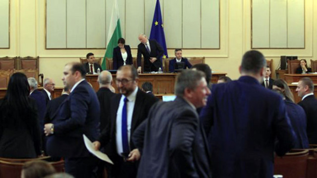 Росица Кирова намекна за извънредно заседание на парламента във вторник