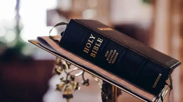 Училища в САЩ забраниха Библията, имало „вулгарност и насилие“