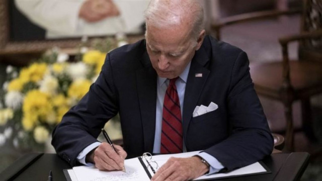 Президентът Джо Байдън подписа законопроект за суспендиране на лимита на държавния