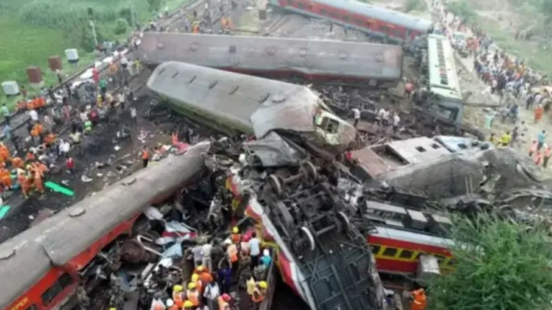 Расте броят на жертвите на влаковата катастрофа в Индия