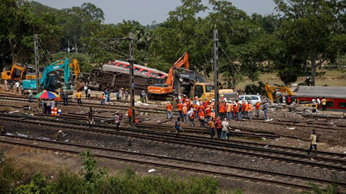 Близки на жертвите от влаковата катастрофа в Индия разпознават телата им